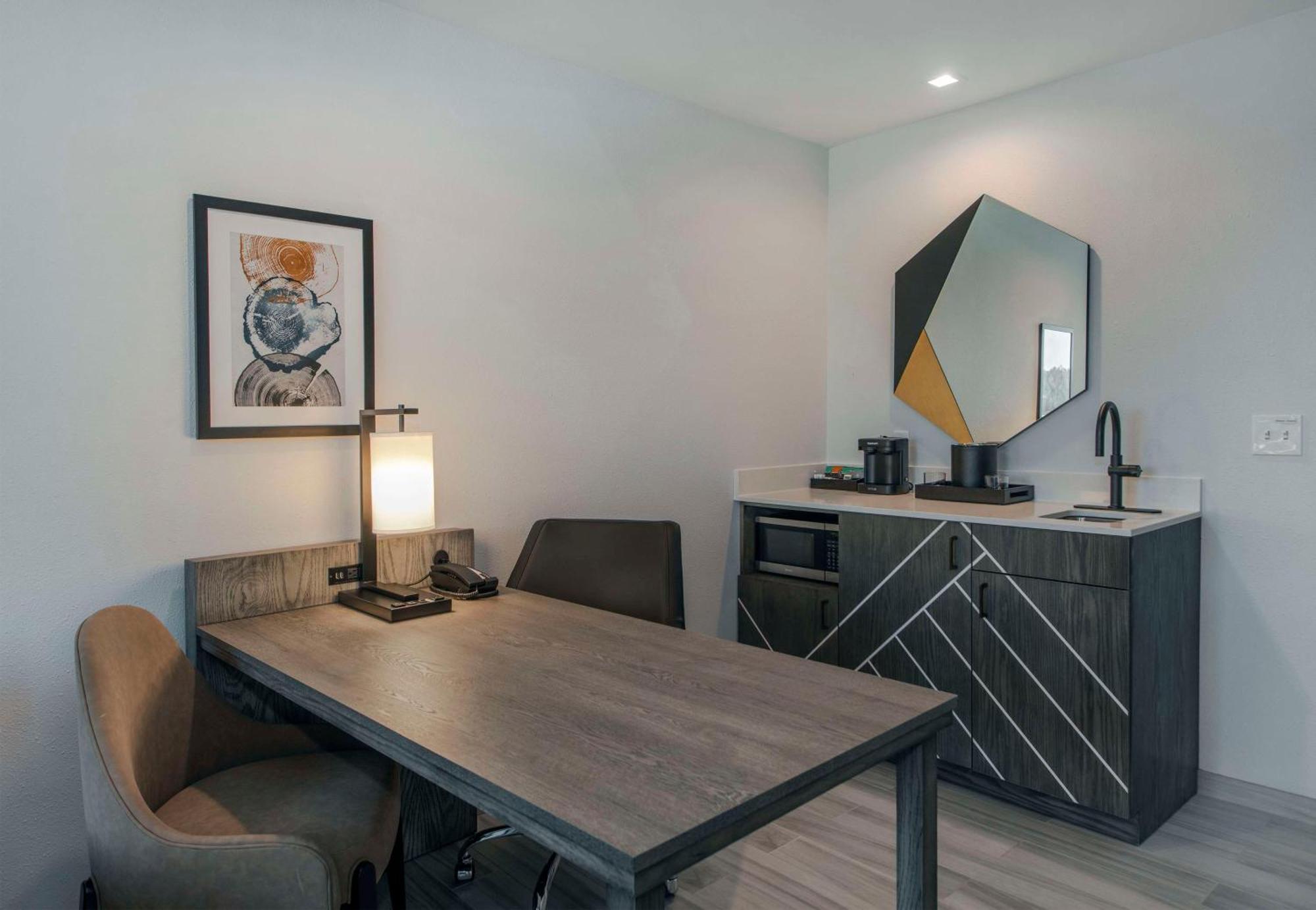 Embassy By Hilton Downtown 4*